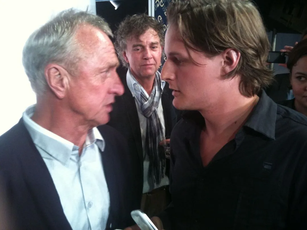 Een jonge Mark Schoones in gesprek met Johan Cruijff