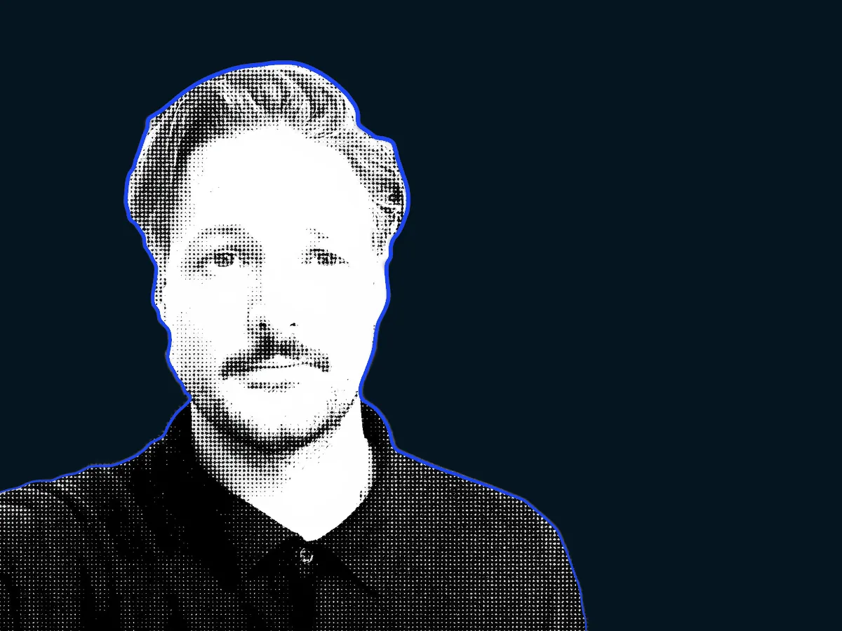 Uitgeknipt portret van Mark Schoones op kantoor