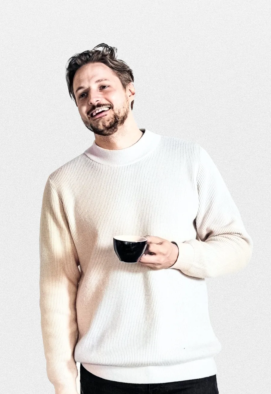 Mark Schoones met een kop koffie in zijn hand