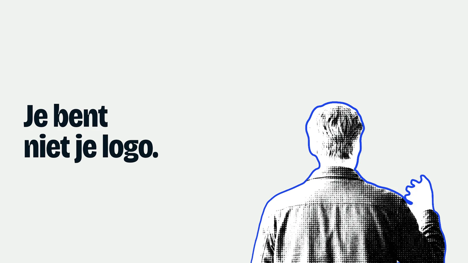Uitgeknipt portret van Mark Schoones van achteren, wijzend over zijn schouder, naast de tekst 'Je bent niet je logo.'