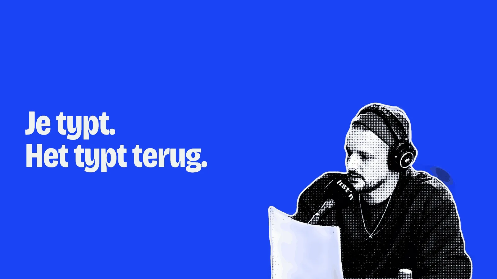 Uitgeknipt portret van Mark Schoones met koptelefoon en microfoon, naast de tekst 'Je typt. Het typt terug.'